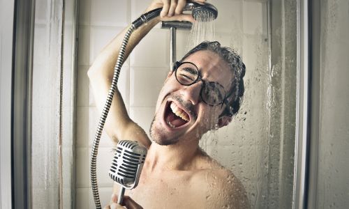 Mann unter der Dusche